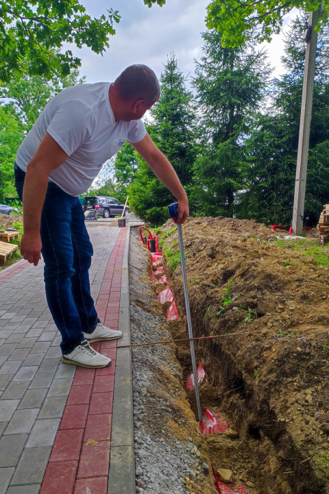 Измерение глубины траншеи с помощью рулетки