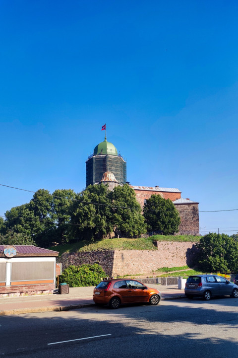 Башня Выборгского замка в лесах во время реставрации