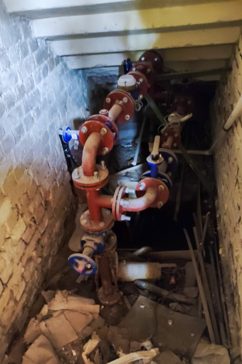 Инженерные коммуникации в подвале здания