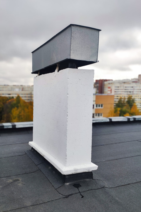 Вентиляционная шахта с металлическим оголовком на плоской кровле