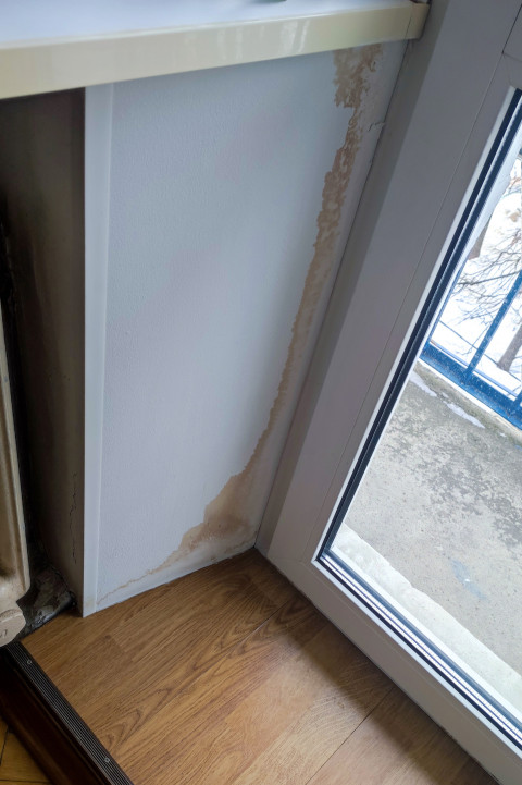 Подтеки и пятна влаги на откосе возле окна