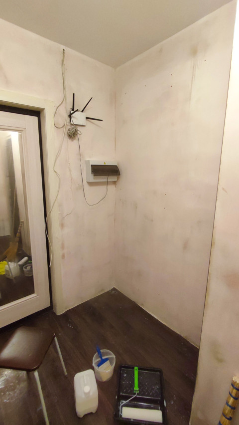 Угол комнаты в процессе ремонта с инструментами и оборудованием