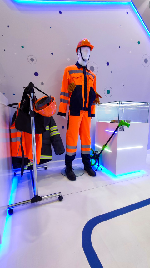 Манекен в спецодежде дорожного рабочего на выставке ВДНХ