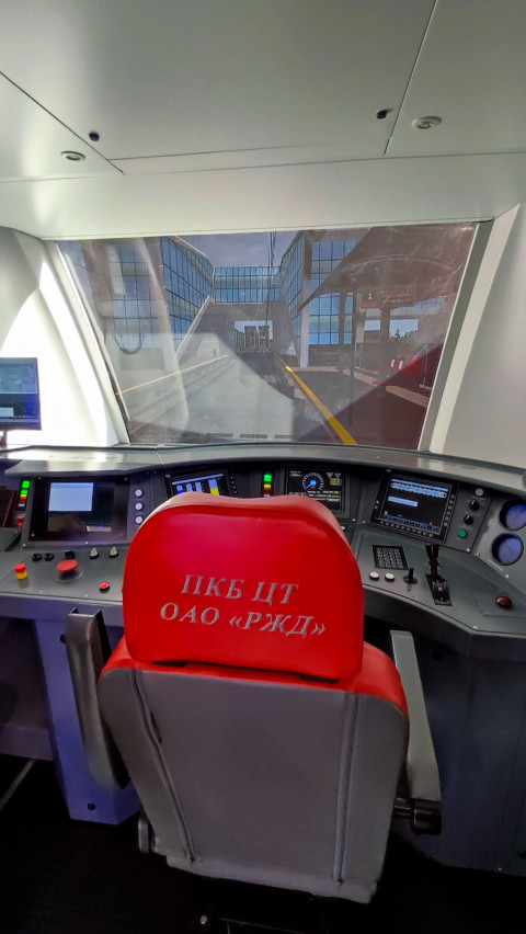 Рабочее место машиниста на тренажёре ЭС2Г «Ласточка»
