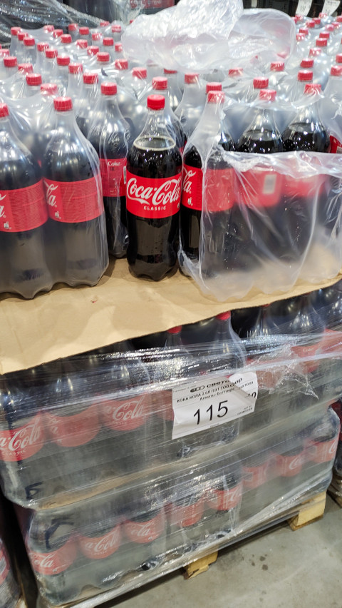 Паллеты с Coca-Cola Classic в упаковке в торговом зале