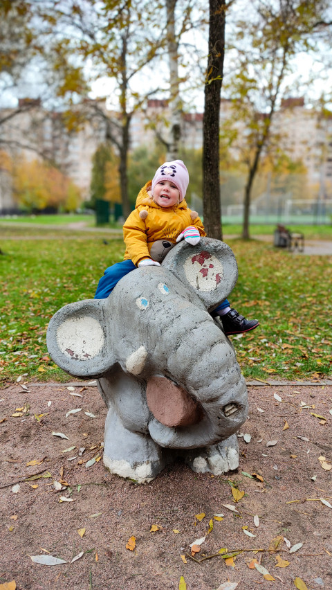 Бетонная фигура слона на детской площадке