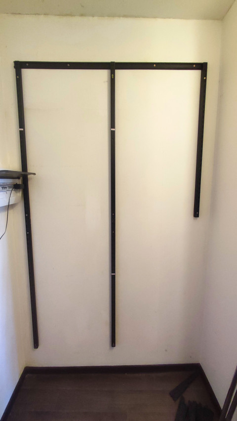 Металлические направляющие на стене помещения