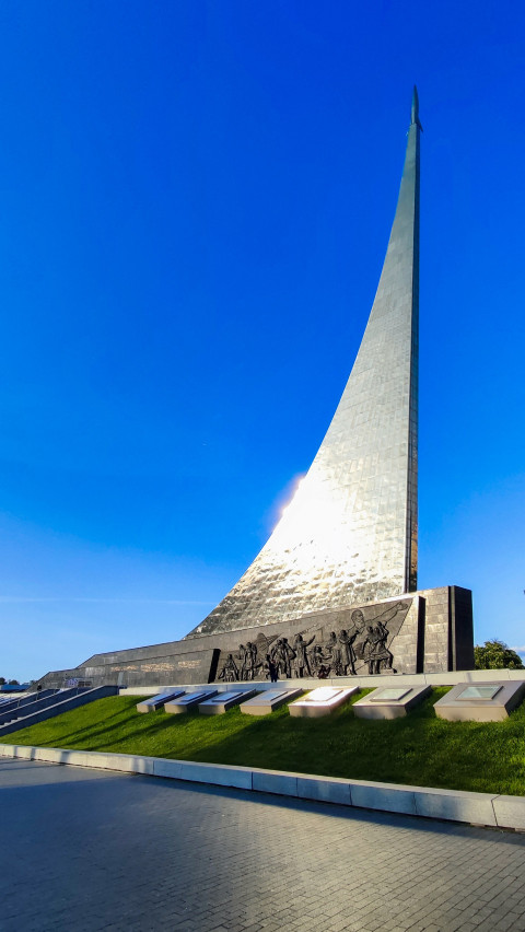 Вид на монумент «Покорителям космоса» и рельефную композицию у его основания