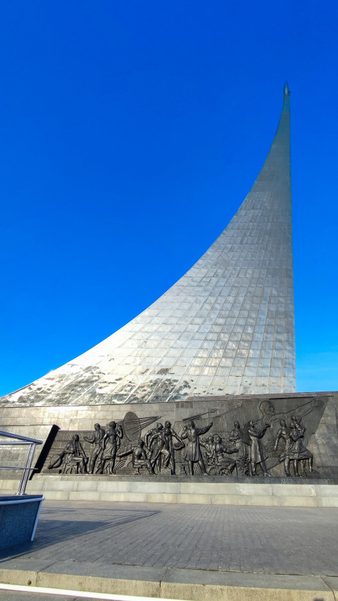 Барельеф у основания монумента «Покорителям космоса» крупным планом