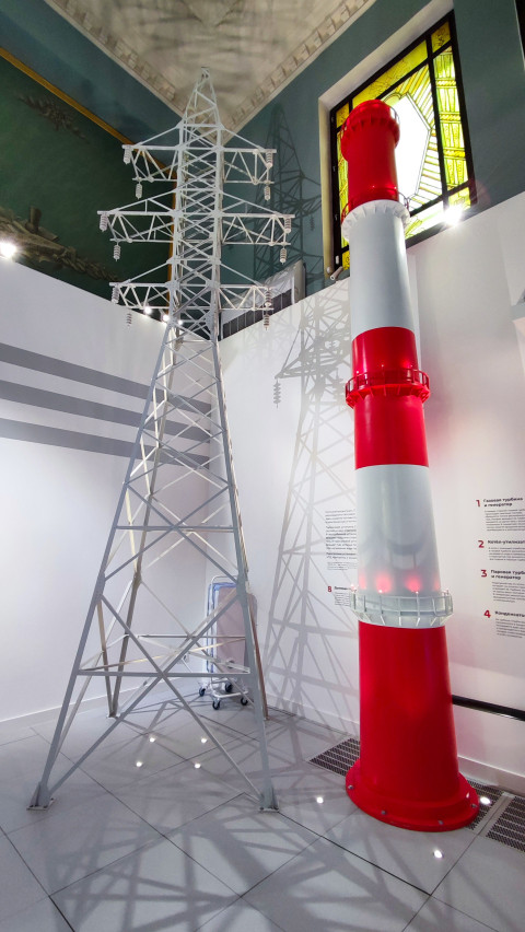 Макеты ЛЭП и дымовой трубы в экспозиции музея городского хозяйства