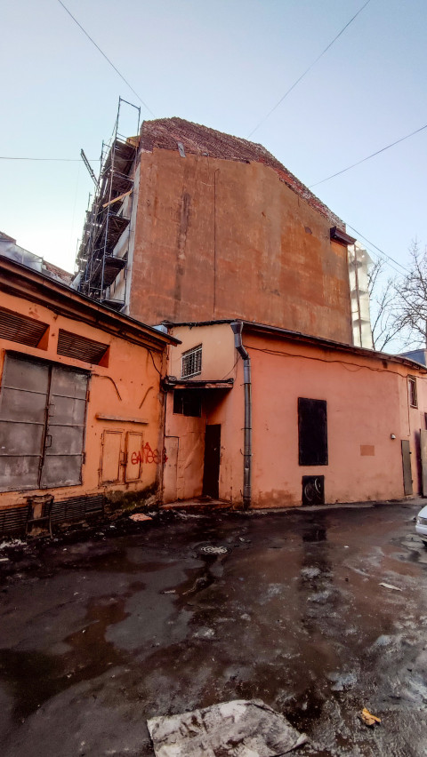 Ветхое здание с ремонтом в центре города