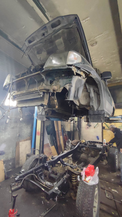 Разобранный автомобиль в автосервисе