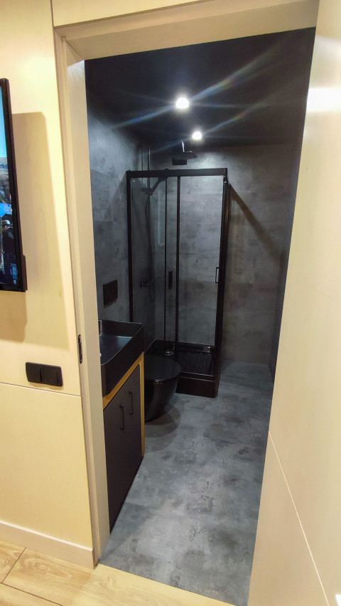 Душевая кабина и санузел в модульном доме Aira Homes