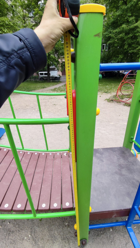 Измерение высоты стойки игрового комплекса на детской площадке