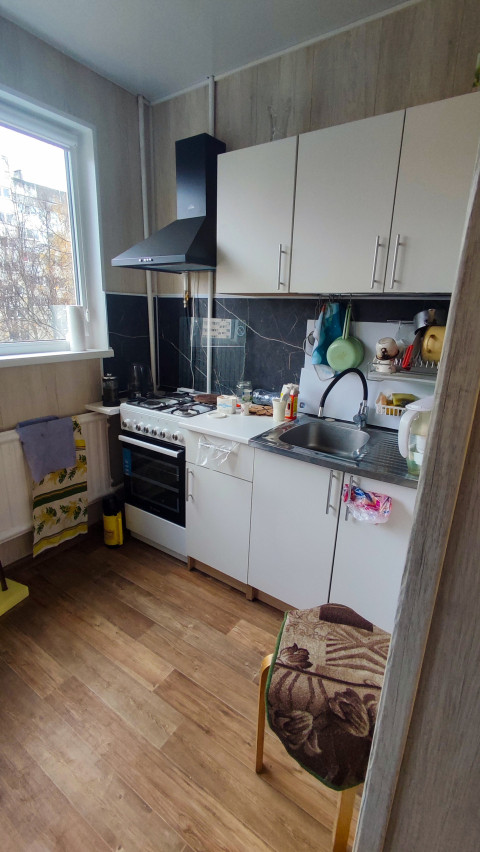 Кухня в городской квартире с современной мебелью и техникой