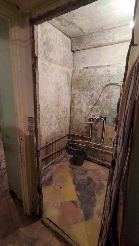 Помещение ванной комнаты на этапе демонтажа отделки