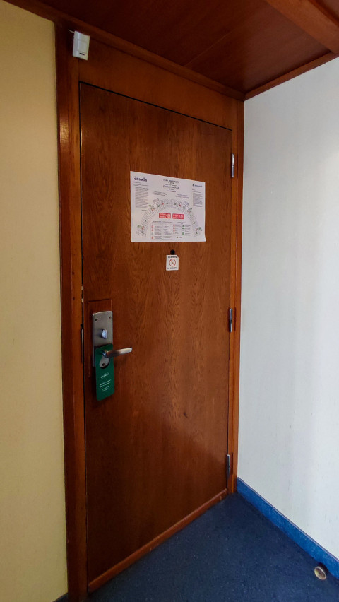 Входная дверь гостиничного номера с планом эвакуации