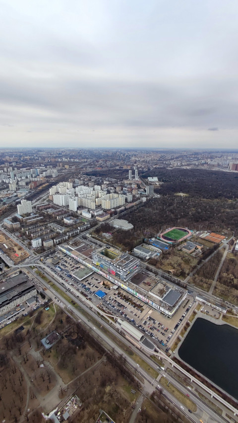 Вид на жилые кварталы и парк с высоты Останкинской башни