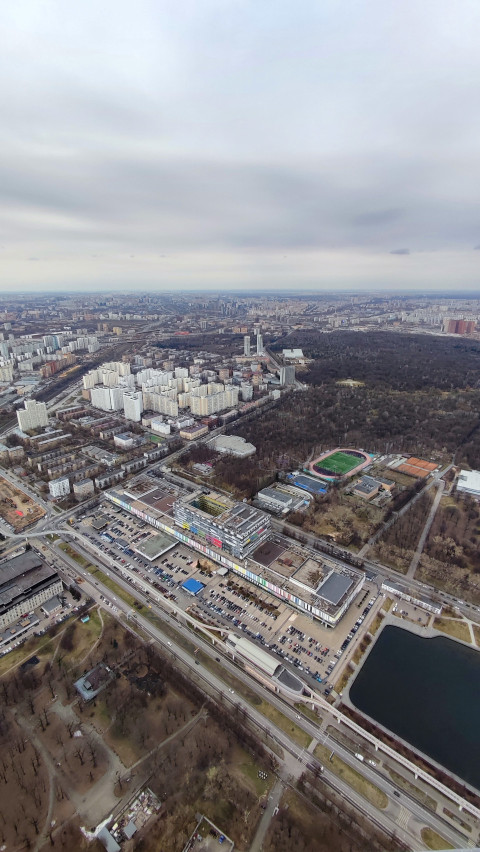Парк и спортивные объекты у подножия Останкинской башни