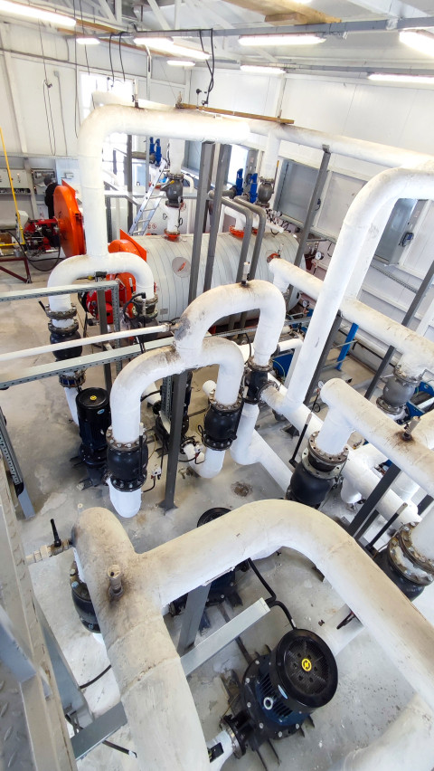 Промышленный трубопровод с насосами и изоляцией