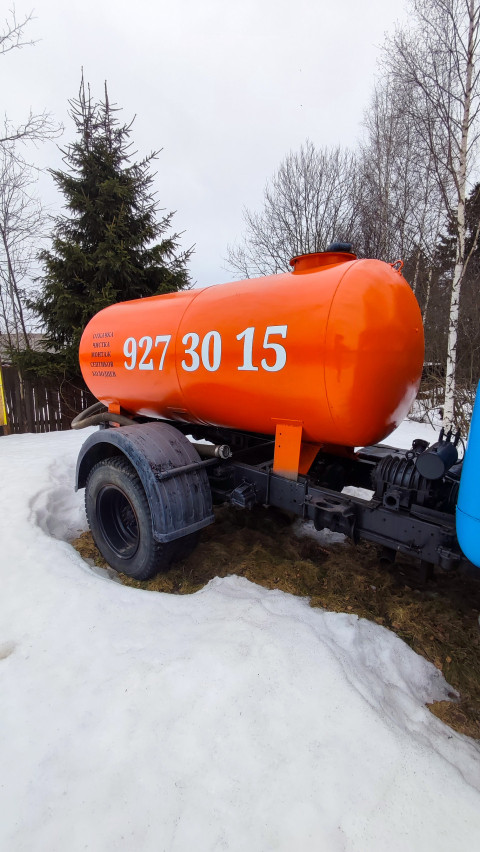 Оранжевая цистерна советского грузовика на снегу