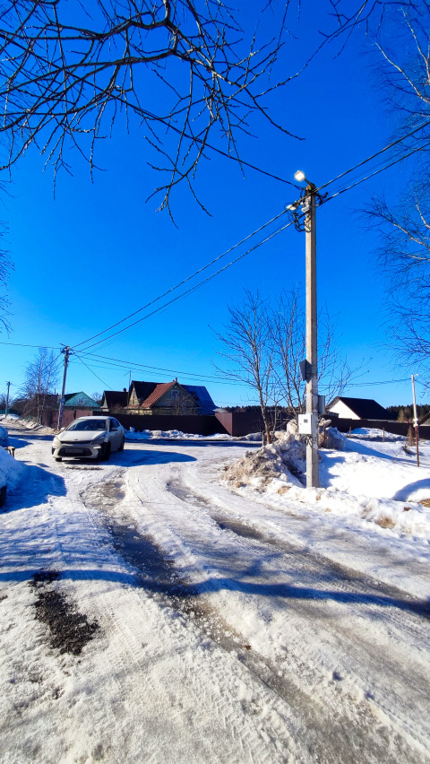 Перекрёсток загородной улицы с опорой электросети