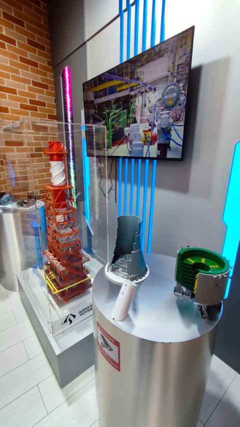 Модели промышленных установок в павильоне выставки «Россия»