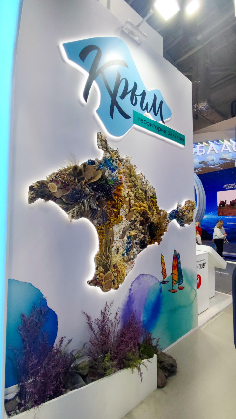 Стенд Республики Крым с декоративной картой полуострова из природных материалов