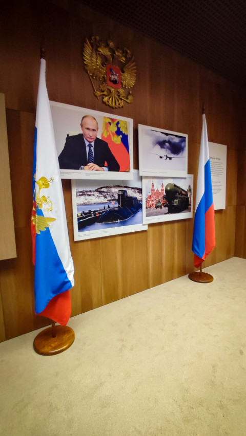 Российские флаги и стенд с изображениями в официальной зоне павильона «АТОМ»