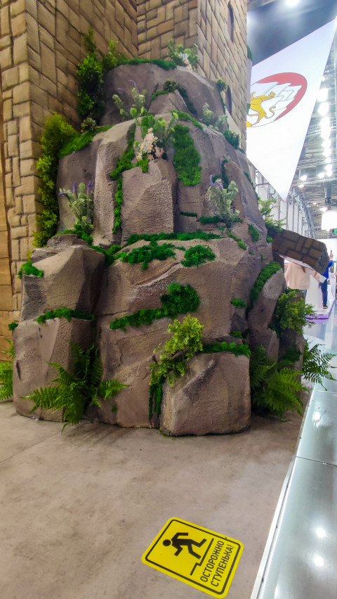 Декоративная скальная композиция с растительностью на выставке