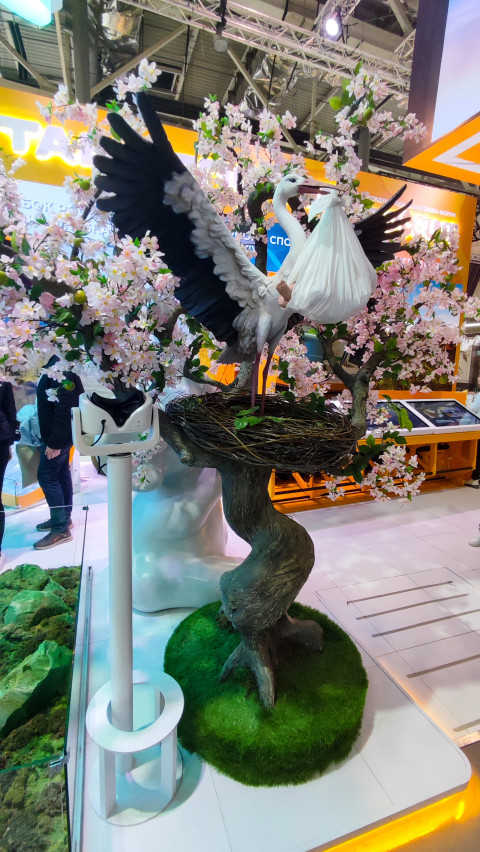 Скульптурная композиция аиста с гнездом и младенцем на стенде Ставрополья