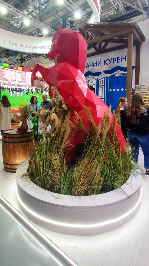 Красная геометрическая фигура коня и зона «Казачий курень» на стенде Ростовской области
