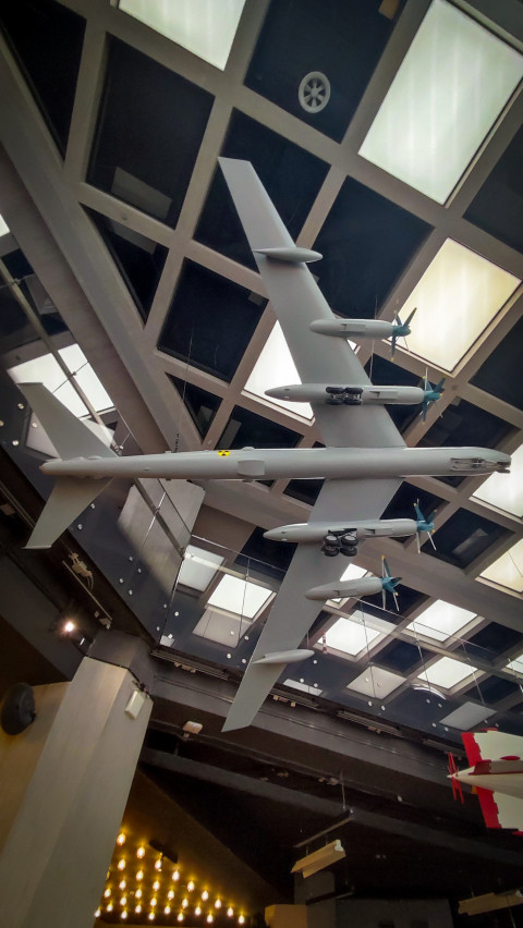 Подвесная модель самолёта в экспозиции павильона «АТОМ» на ВДНХ
