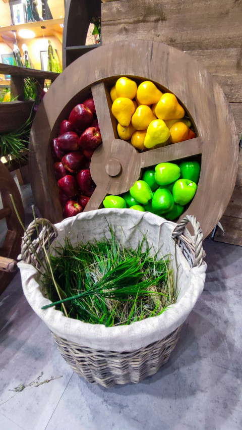 Декоративное колесо с муляжами фруктов на выставке ВДНХ