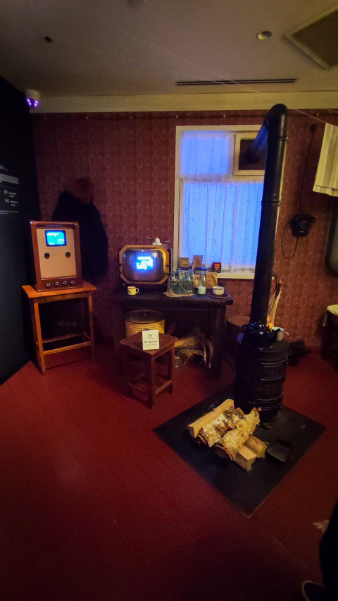 Историческая зона павильона «АТОМ» с ретротелевизорами и печью