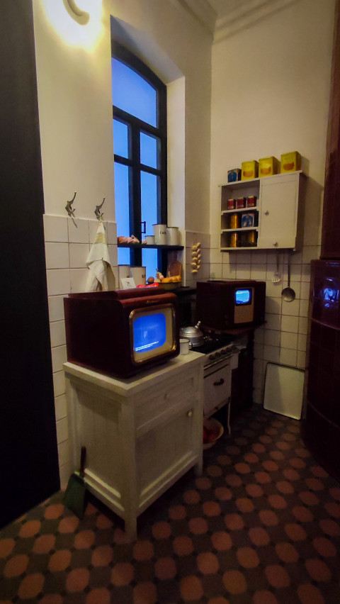 Реконструкция советской кухни с винтажными телевизорами в павильоне «АТОМ»