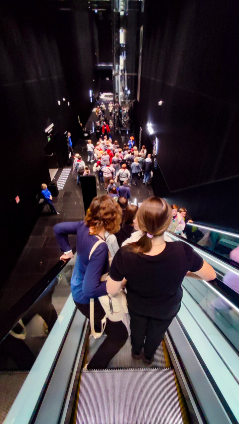 Спуск посетителей по эскалатору к подземным экспозициям павильона «Атом»