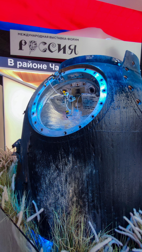 Спускаемый аппарат космического корабля на выставке «Россия»