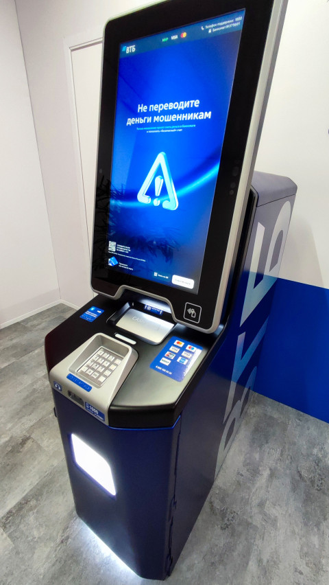 Информационный экран банкомата ВТБ в режиме предупреждения о мошенничестве