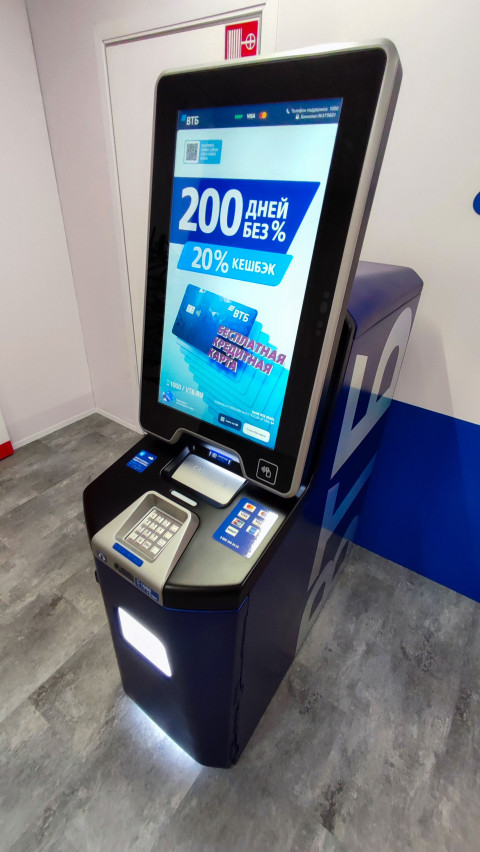 Банкомат ВТБ с рекламным экраном и зоной ввода наличных