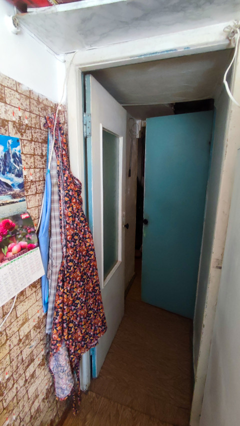 Узкий коридор квартиры с межкомнатными дверями