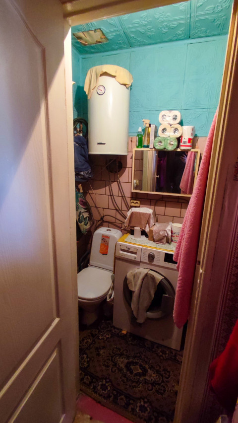 Санузел с водонагревателем, стиральной машиной и полками