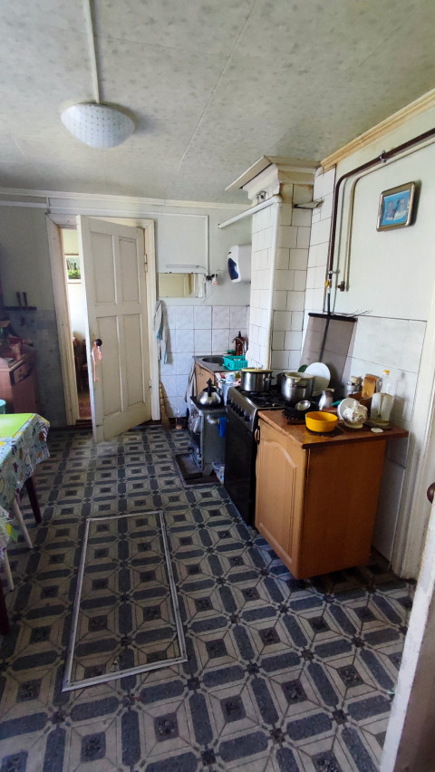 Старая кухня с газовой плитой и печью в жилом доме