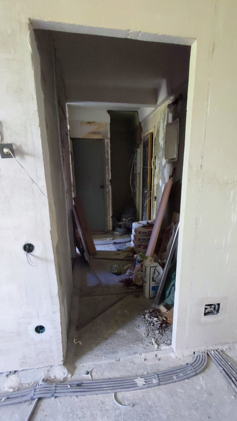 Коридор квартиры в процессе чернового ремонта