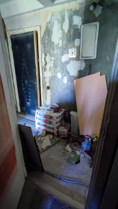 Коридор квартиры в процессе ремонта с материалами и инструментами