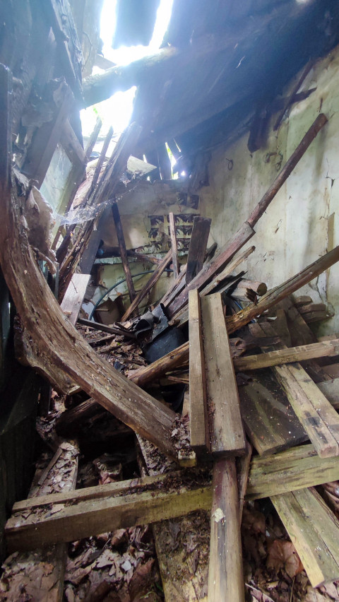 Обрушенная крыша и завалы внутри заброшенного строения