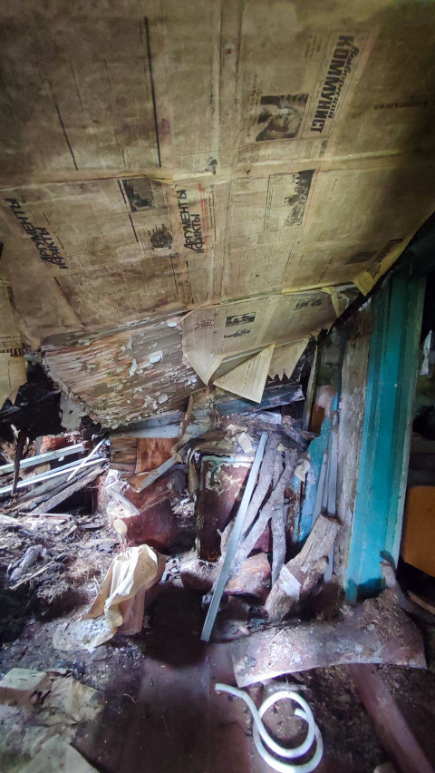 Заваленный обломками интерьер заброшенного деревянного дома