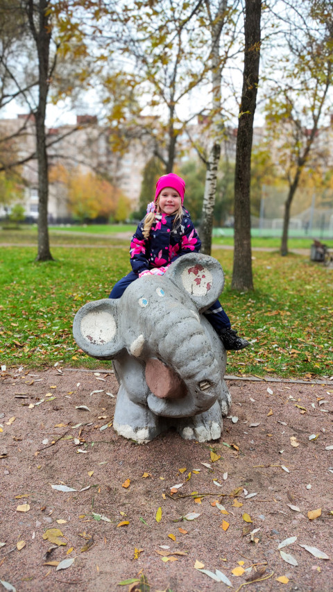 Декоративный бетонный слон на детской площадке