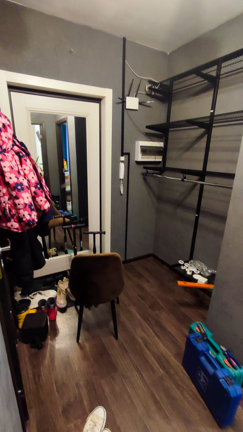 Прихожая квартиры с открытой системой хранения и инструментами