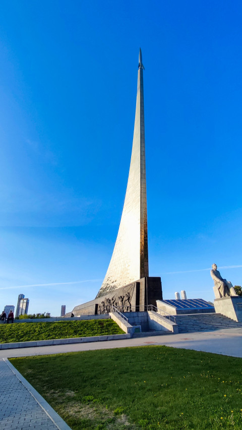 Монумент «Покорителям космоса» и скульптурная композиция у основания стелы